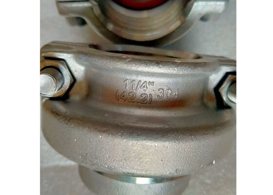 パイプ端を効果的にシールして保護するために、金属リングに埋め込まれたシリコンシールリングを備えた耐久性のあるプラスチックパイプエンドキャップ